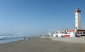 Tu oasis junto al mar te espera en este hermoso departamento a pasos de la playa El Faro